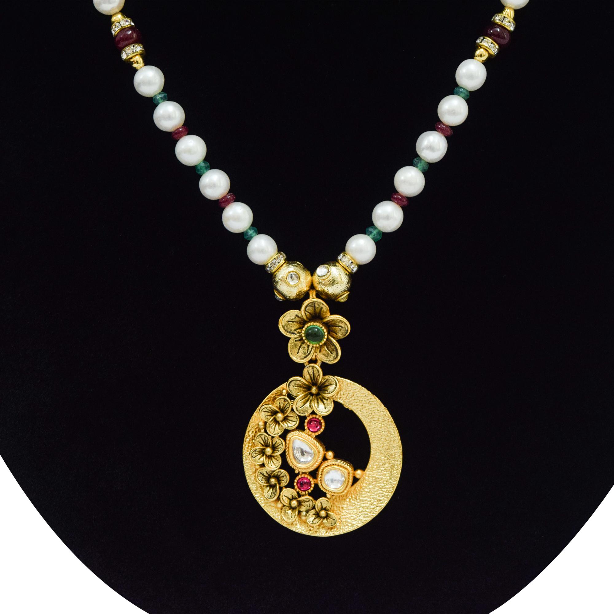 Vintage Collection - Traditional Pearl Necklace in 6mm White Round Pearls - close up