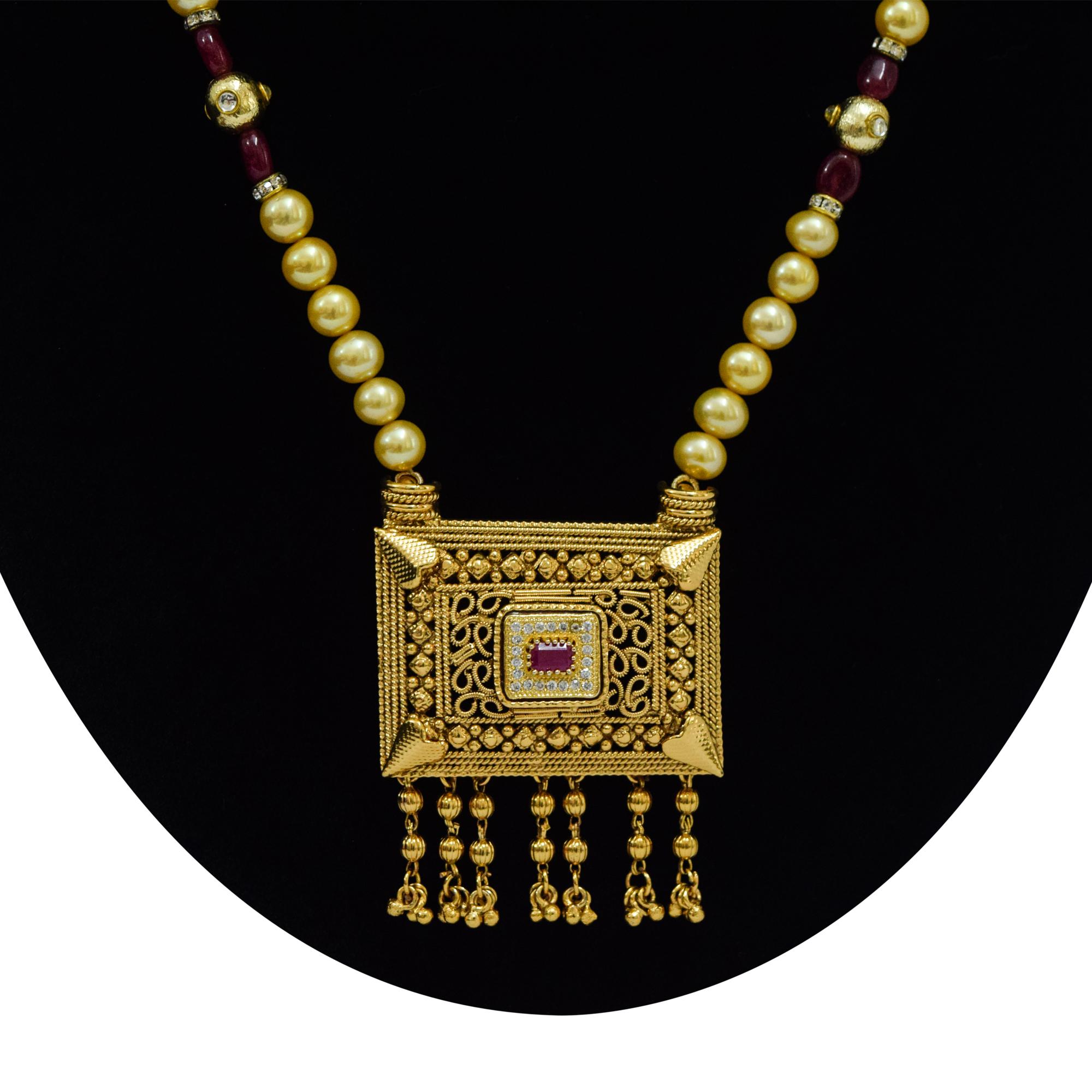 Vintage Collection - Traditional Pearl Necklace in Golden Colour Pearls - close up