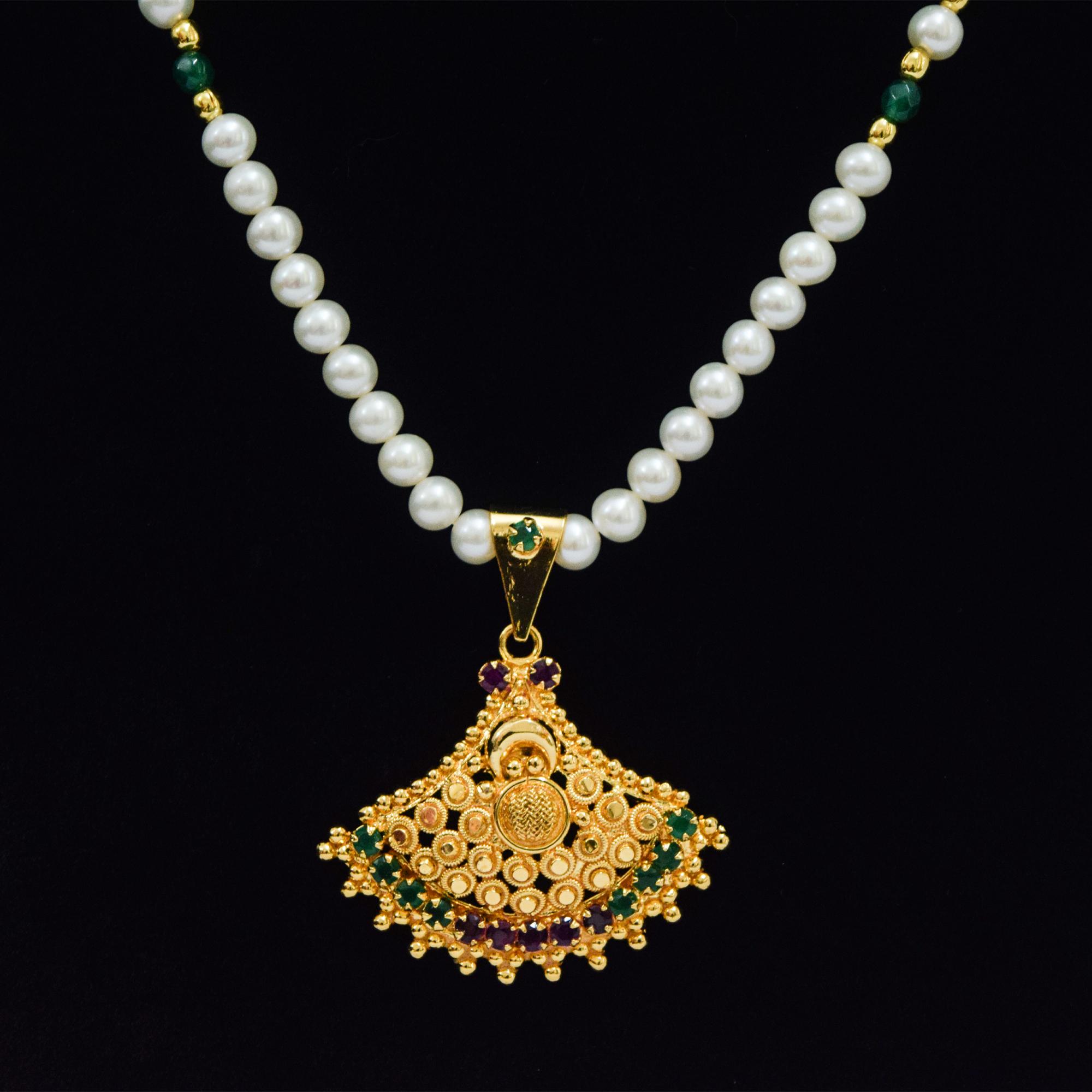 Simple and Traditional Pearl Set in Stylish Pendant - close up