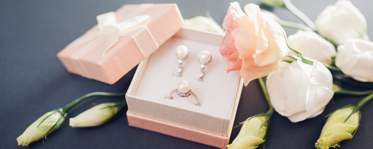 i-am-looking-to-gift-a-pearl-necklace-set-which-one-do-i-choose i-am-looking-to-gift-a-pearl-necklace-set-which-one-do-i-choose