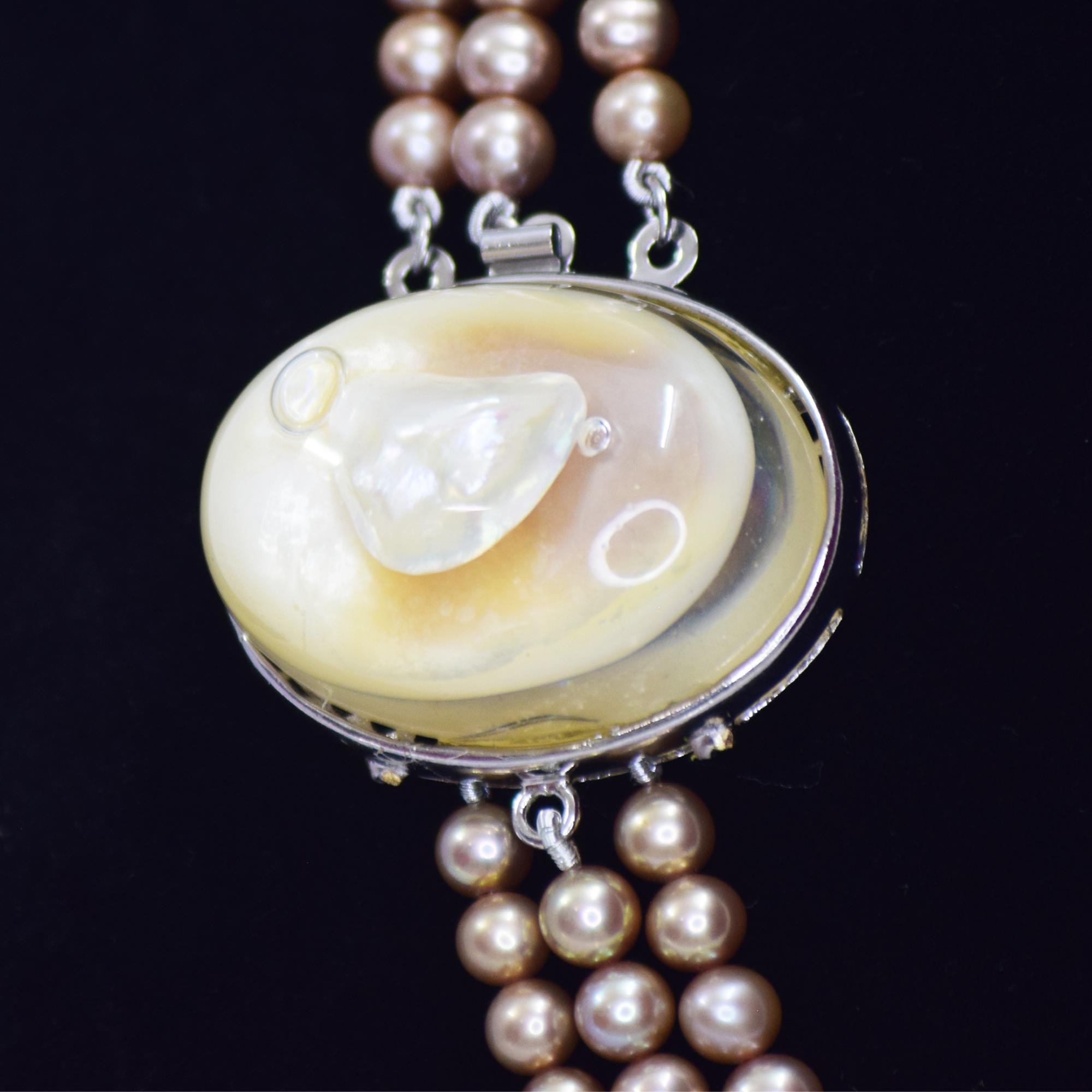 High-Class Copper Colour Necklace with Mother of Pearl close up
