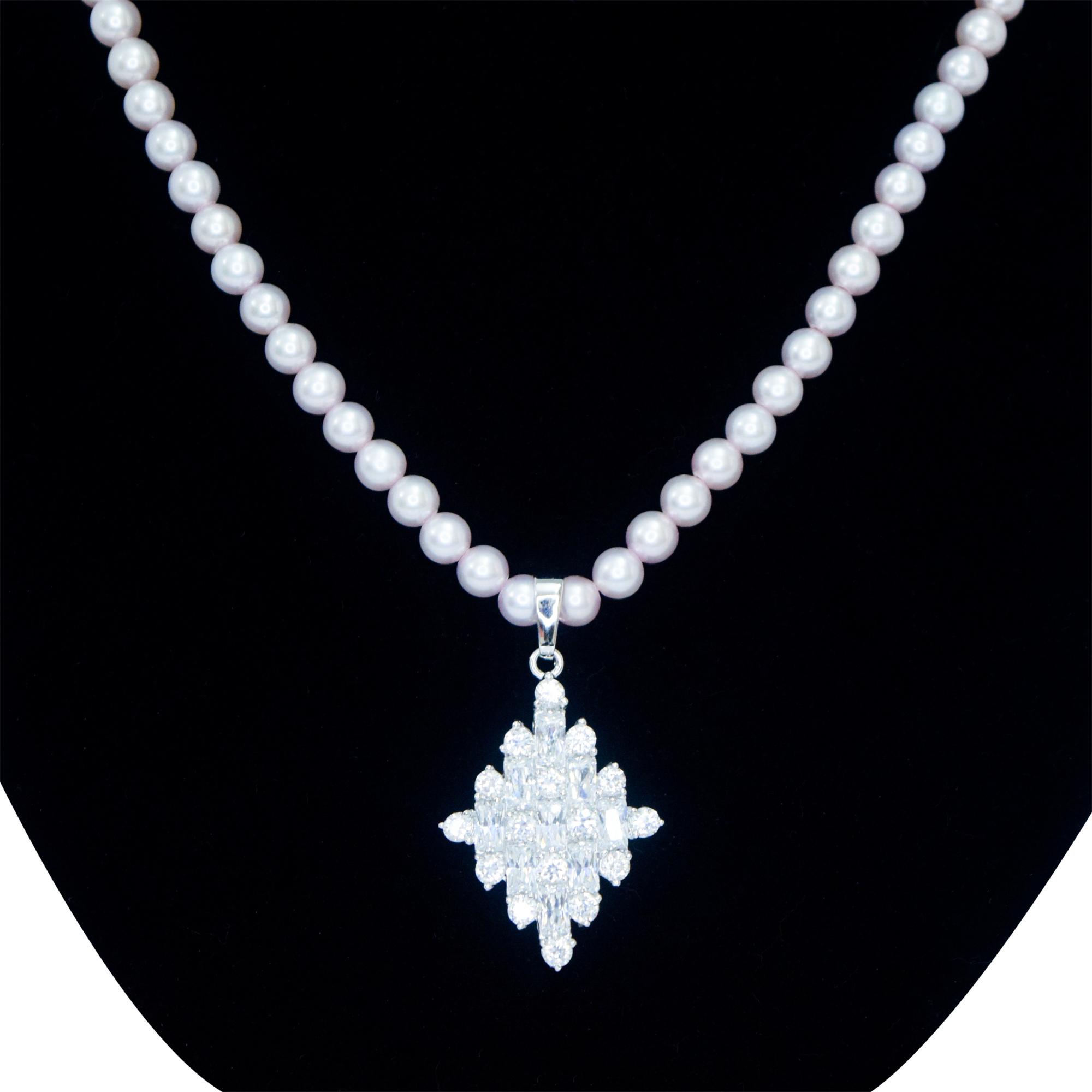 Princess-inspired elite light lavender pearl necklace set with diamond-shaped crystal-studded pendant close up