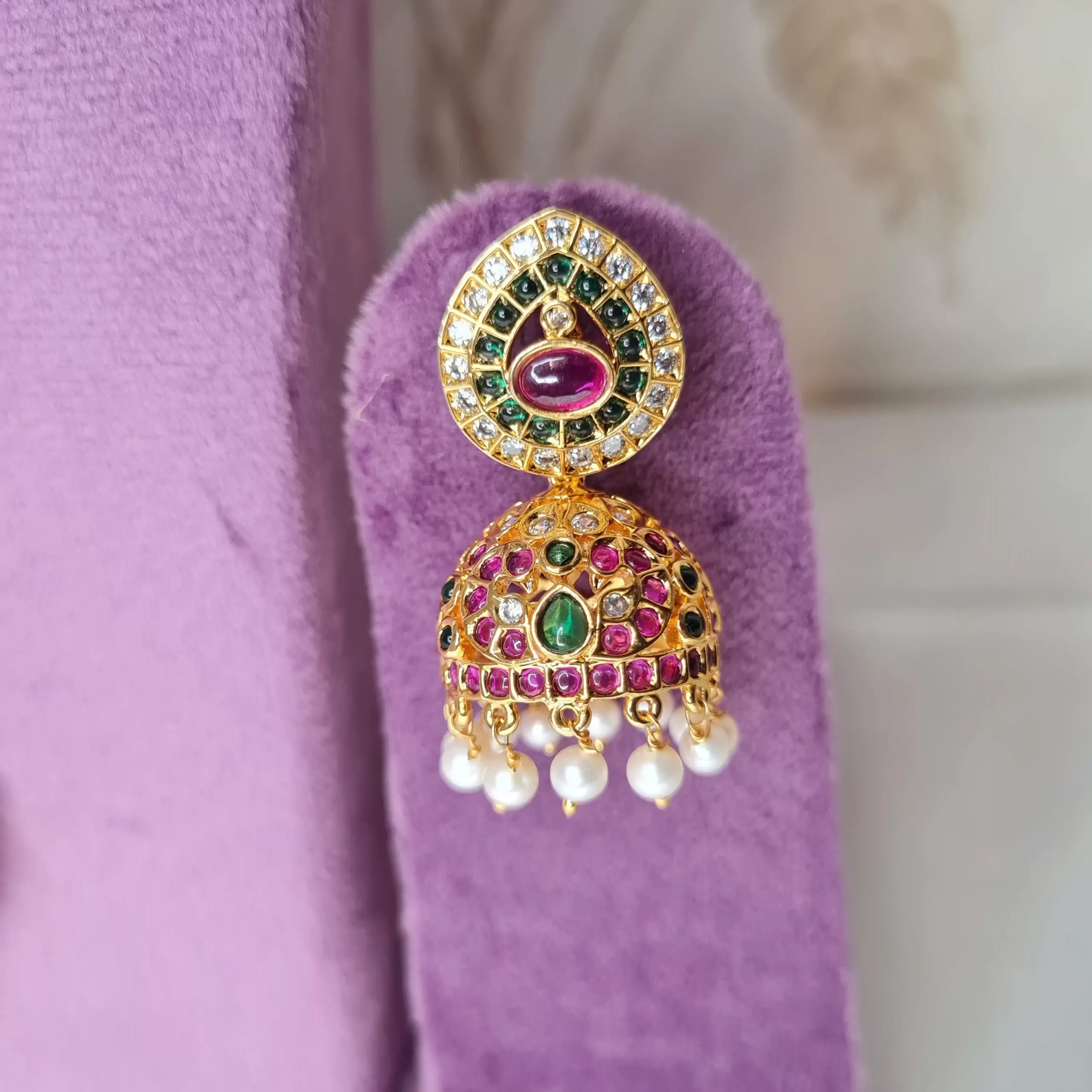 Grand Triple-Line Pearls Haar With Traditional Kemp Pendant-1