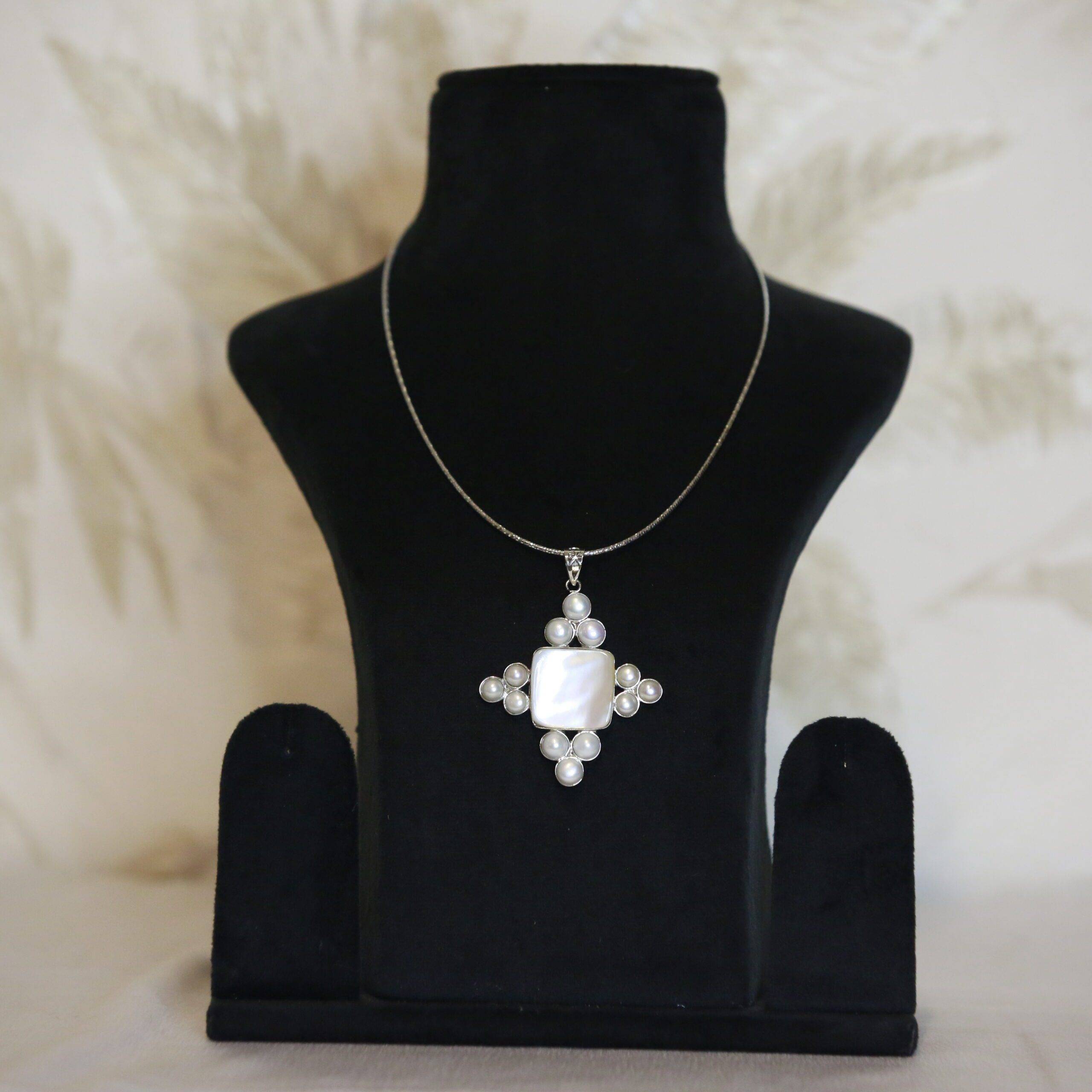 Intriguing 925 Silver Pendant With White Button Pearls & Mother of Pearl