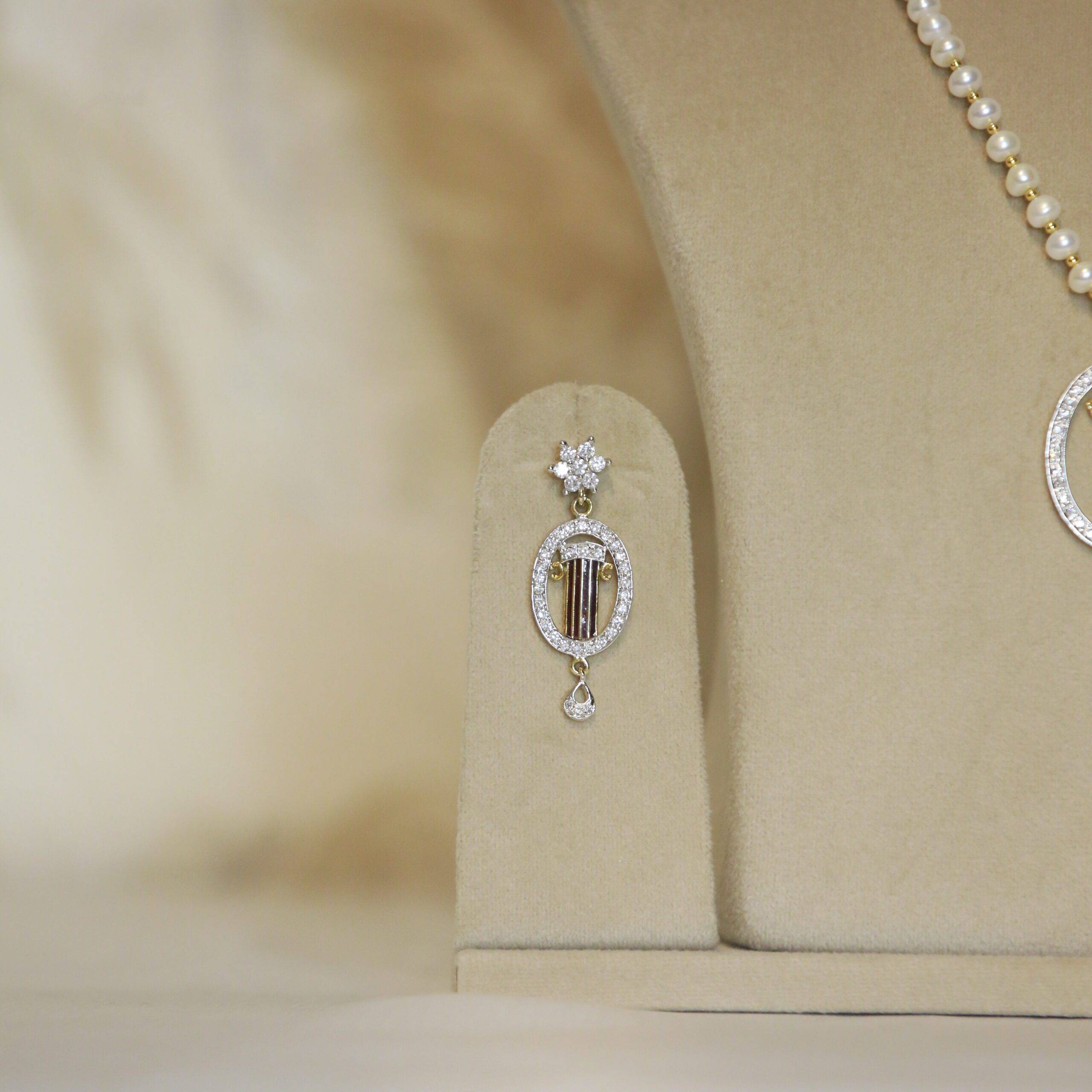 Beautiful White Semi-Round Pearl Necklace With Oval Shaped Zircon Pendant-1