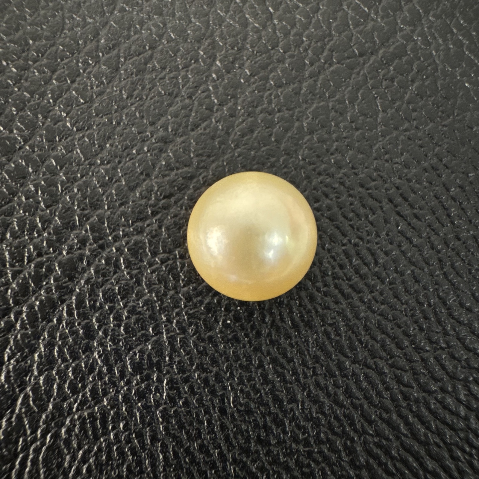5.875 carat golden South Sea pearl, 9.3mm round, AA quality - Pure Pearls
