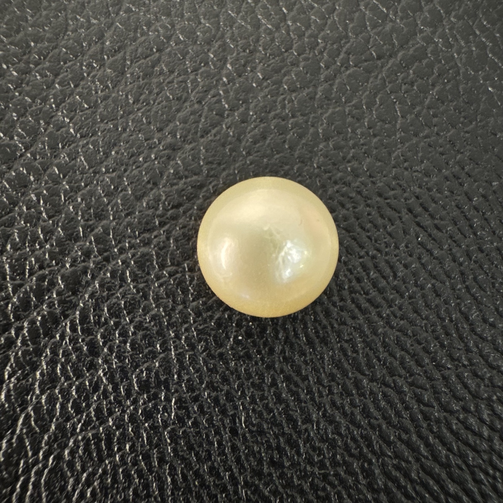 Second view of a 9.5mm golden South Sea loose pearl showing lustre and surface - Pure Pearls