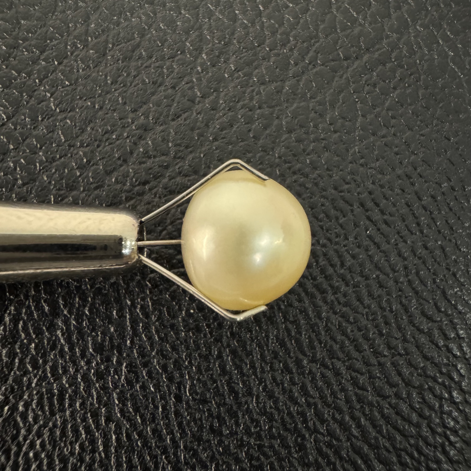 Second view of a 9.5mm golden South Sea loose pearl showing lustre and surface - Pure Pearls