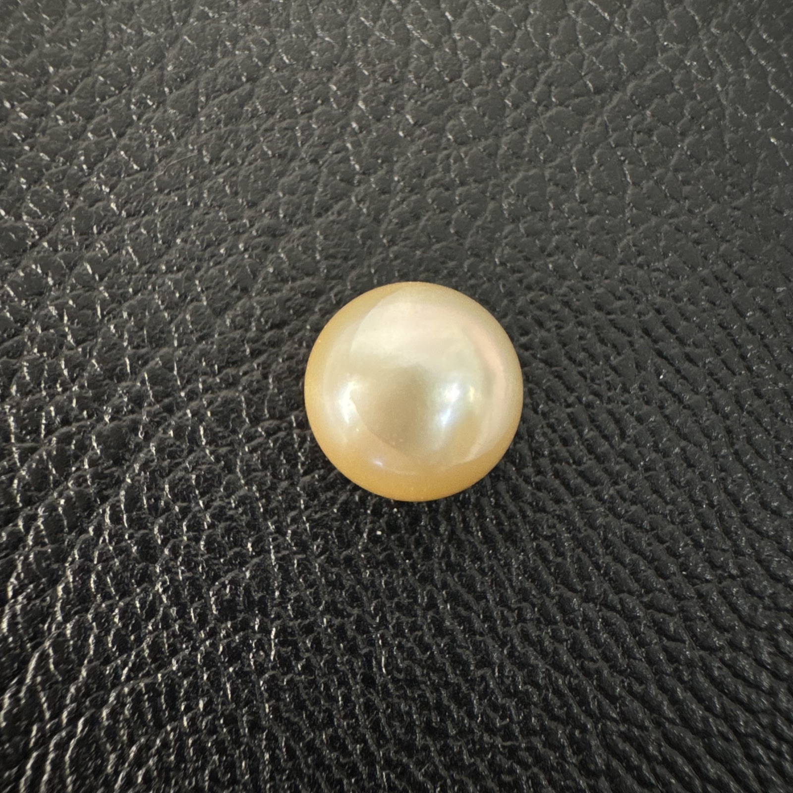 5.92 carat golden South Sea pearl, 9.5mm semi-round, AAA quality - Pure Pearls