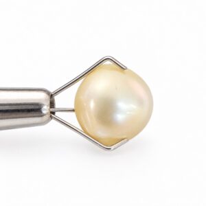 6.035 carat golden South Sea pearl, 9.7mm semi-round, AAA quality, natural undyed colour - Pure Pearls