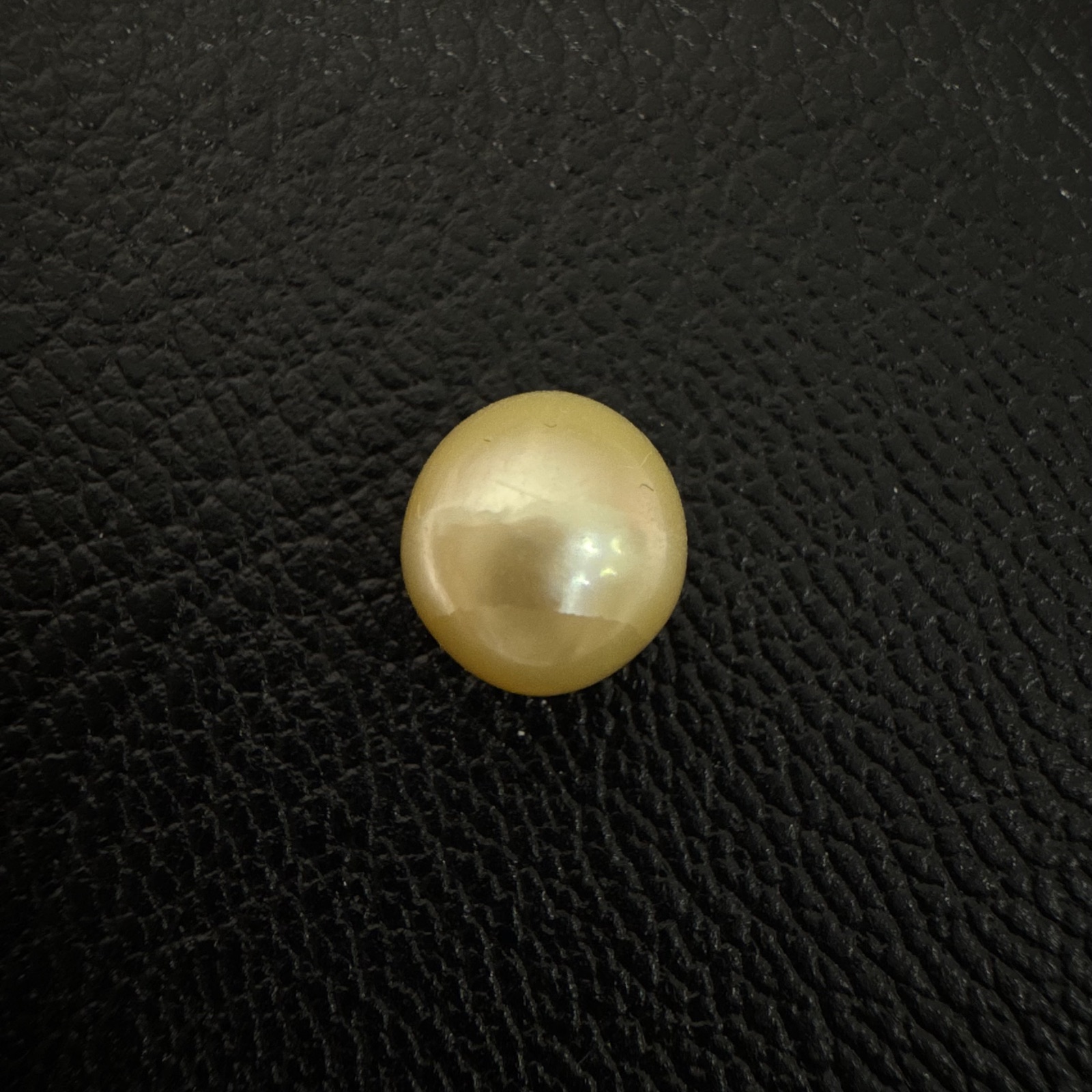 5.63 carat golden South Sea pearl, 9.8mm oval, AAA quality - Pure Pearls