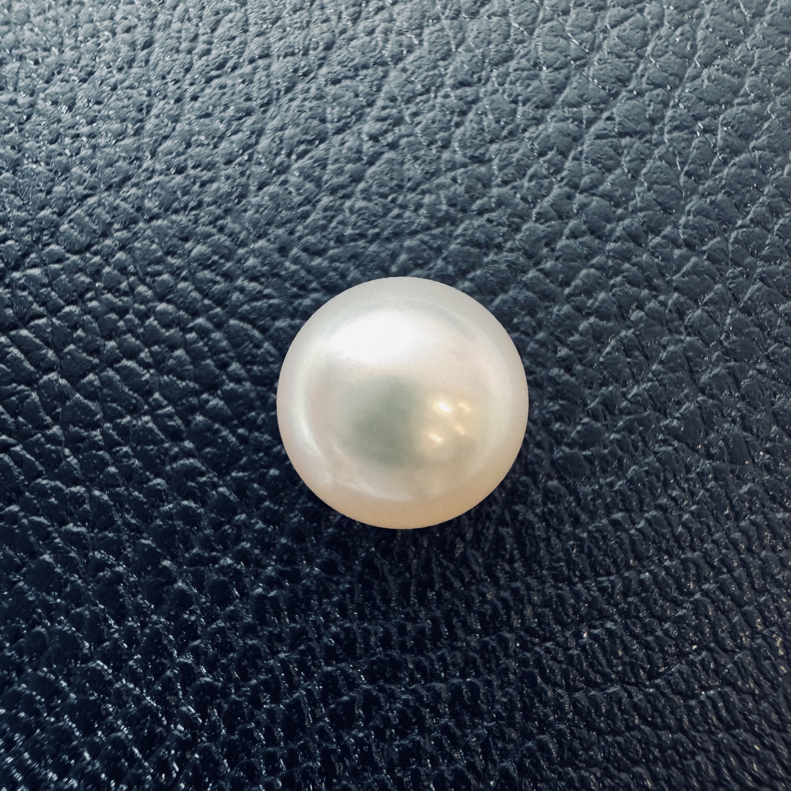 8.3 carat white South Sea loose pearl, 10.4mm round, AAA quality - Pure Pearls